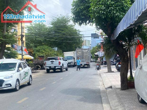 Chính chủ cần bán gấp 2 nhà MT liền kề. Đườngnội bộ 266 Bùi Minh Trực, P6 Q8. DT144m2. Giá