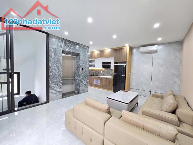 Nhà đẹp hiếm nội thất xịn 2 mặt thoáng ngõ Phố Ngọc Lâm DT 36m2 . Giá 8.9 tỷ