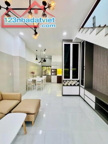 Gần chợ Vườn Lài ngã tư ga hẻm ô tô nhà ngon vào ở ngay nhìn là thích
