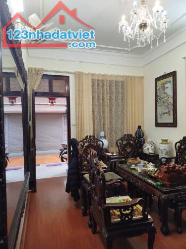 BÁN NHÀ NGUYỄN VĂN CỪ, LONG BIÊN, SIÊU HIẾM, Ô TÔ VÀO SÂN, CÁCH HỒ GƯƠM 15 PHÚT DI CHUYỂN,