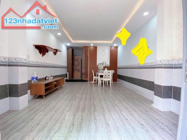 GẦN CÔNG VIÊN LÀNG HOA - GÒ VẤP - 2 TẦNG - 43m2 - GIÁ 4.2 Tỷ