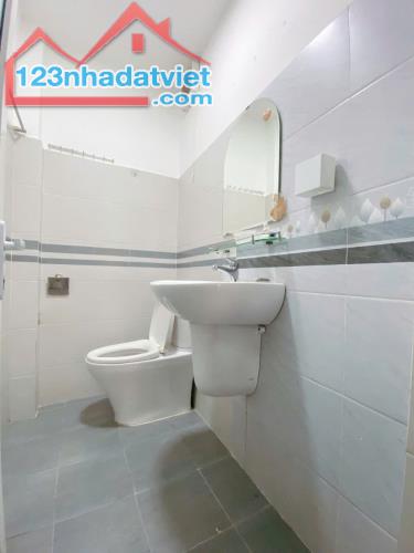 GẦN CÔNG VIÊN LÀNG HOA - GÒ VẤP - 2 TẦNG - 43m2 - GIÁ 4.2 Tỷ - 5