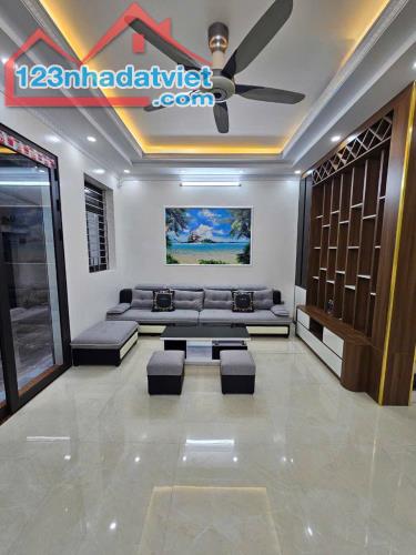 Trung tâm Hoàng Mai - nhà đẹp sân rộng sạch sẽ , dt 40M giá 5.8 tỷ SĐ nở hậu
