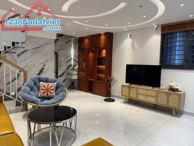 KHU PHỐ PHÂN LÔ ĐỒNG BỘ - NHÀ XÂY MỚI ĐỂ Ở FULL NỘI THẤT - VÀI BƯỚC CHÂN RA MẶT TIỀN NGẬP - 1