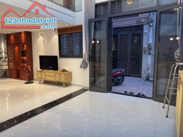 KHU PHỐ PHÂN LÔ ĐỒNG BỘ - NHÀ XÂY MỚI ĐỂ Ở FULL NỘI THẤT - VÀI BƯỚC CHÂN RA MẶT TIỀN NGẬP - 2