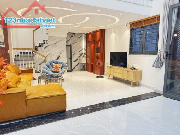 KHU PHỐ PHÂN LÔ ĐỒNG BỘ - NHÀ XÂY MỚI ĐỂ Ở FULL NỘI THẤT - VÀI BƯỚC CHÂN RA MẶT TIỀN NGẬP - 3