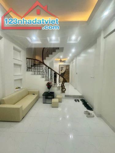 Nhà 5 tầng Đường Láng 40m2, ô tô gần hộ khẩu, trước sau thoáng sáng, kinh doanh 10.2 tỷ