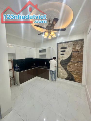 Nhà 5 tầng Đường Láng 40m2, ô tô gần hộ khẩu, trước sau thoáng sáng, kinh doanh 10.2 tỷ - 1