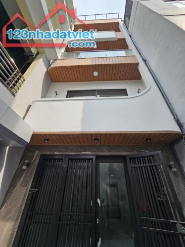 Bán nhà Thạch Bàn,Long Biên 5 tầng,50m,mt4.6m oto đỗ cổng nhỉnh 8 tỷ