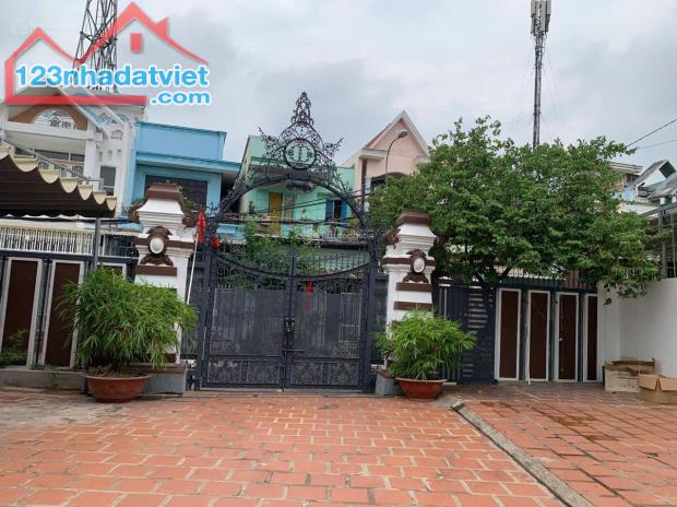 Bán nhà mặt tiền đường 179, P. Tân Phú, Q.9. Diện tích: 19x47.5m. Giá chỉ 40 tỷ.