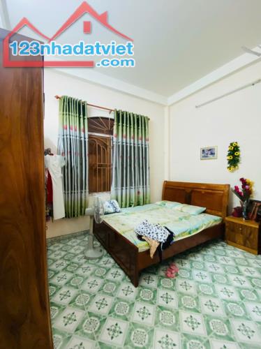 Bán nhà 4 tầng vị trí đẹp đường oto,thông  Đi bộ ra biển Hòn Chồng 3 phút - 5