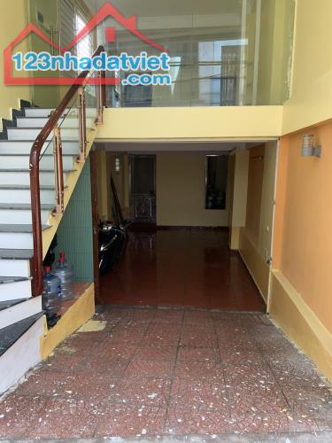 Cho thuê văn phòng tầng 1- 40 m2 tại Mễ Trì Thượng, đường ô tô tránh