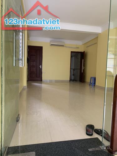 Cho thuê văn phòng tầng 1- 40 m2 tại Mễ Trì Thượng, đường ô tô tránh - 1