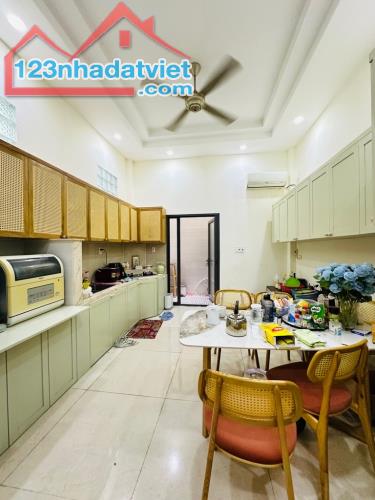 Phú Nhuận, vài bước ra mặt tiền Huỳnh Văn Bánh, 4 Tầng,4Pn, 79m2, mới ở ngay, 11.75 Tỷ - 2