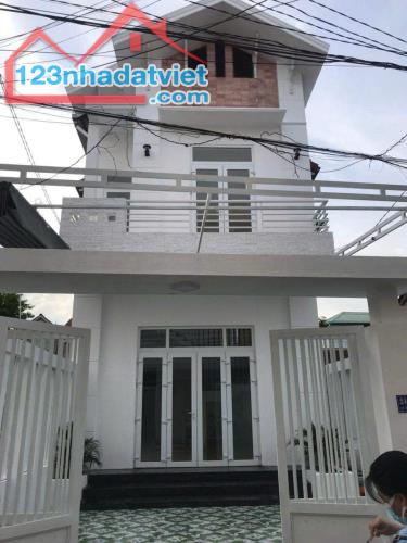 Bán nhà 3 tầng 5 phòng ngủ Kiệt ôtô Lê Thánh Tôn, TP Huế, sát bên Đại Nội Huế, chỉ 4 tỷ