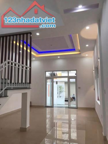 Bán nhà 3 tầng 5 phòng ngủ Kiệt ôtô Lê Thánh Tôn, TP Huế, sát bên Đại Nội Huế, chỉ 4 tỷ - 2