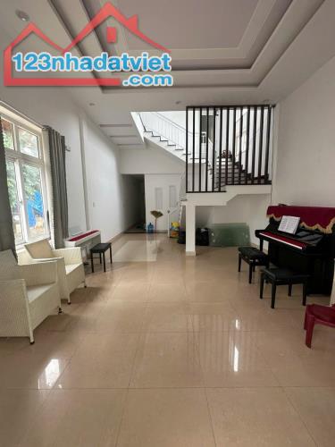 Bán nhà 3 tầng 5 phòng ngủ Kiệt ôtô Lê Thánh Tôn, TP Huế, sát bên Đại Nội Huế, chỉ 4 tỷ - 3