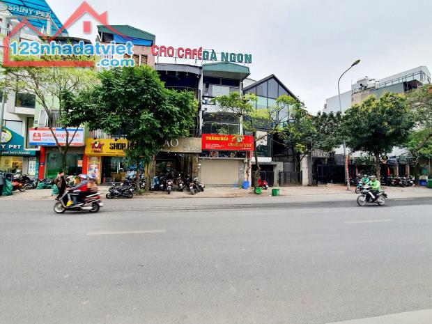 Bán gấp, hạ chào 1 tỷ! Mặt phố Hoàng Cầu, kinh doanh sầm uất, vỉa hè rộng, view hồ.