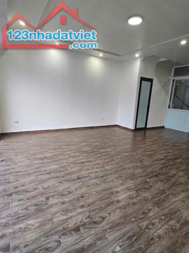 Cho thuê sàn tầng 1 giá chỉ 6tr tại KĐT Waterfront