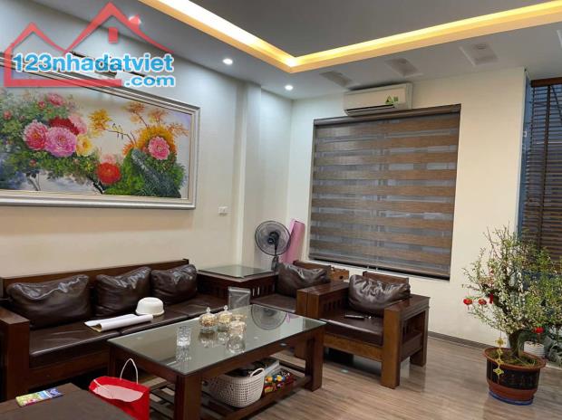 Bán nhà Đại La - Hai Bà Trưng: 3 thoáng, ở ngay, full nội thất, 20m mặt phố.