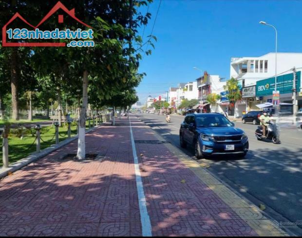 Cần bán 2 lô liền kề mặt tiền đường lớn Võ Văn Kiệt đối diện công viên gần siêu thị Lotte