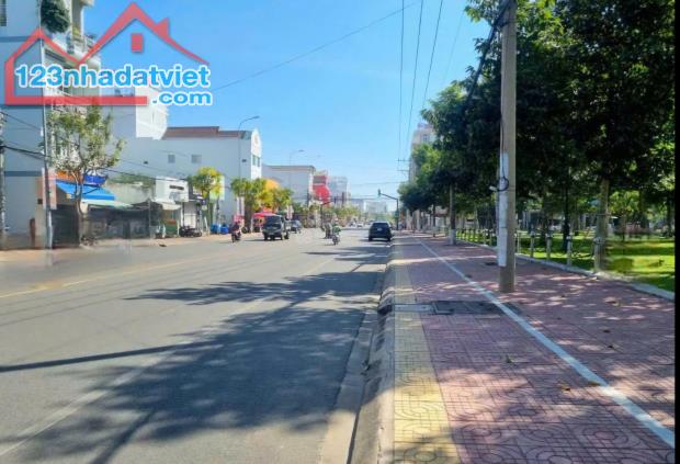 Cần bán 2 lô liền kề mặt tiền đường lớn Võ Văn Kiệt đối diện công viên gần siêu thị Lotte - 1