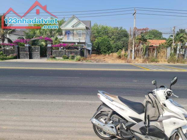 Cần tiền giảm 2.1 tỷ , Mặt Tiền DT741 Ngay chợ Chánh Lưu , 9 x 28 , nhỉnh 3 tỷ 0939208616