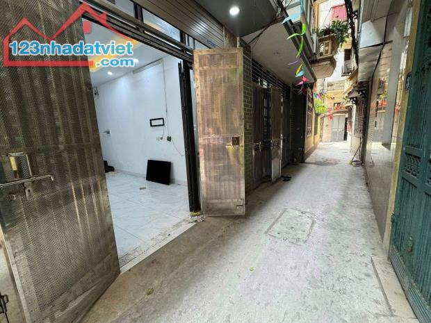 Bán Nhà Ngõ 1194 Đường Láng Nhà Đẹp DT 38m2 5 tầng MT 4.5m Giá 9.6 tỷ - 3