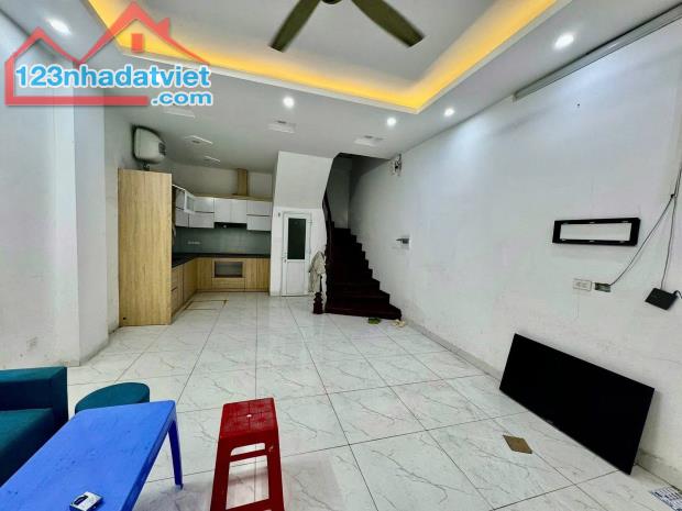 Bán Nhà Ngõ 1194 Đường Láng Nhà Đẹp DT 38m2 5 tầng MT 4.5m Giá 9.6 tỷ - 4