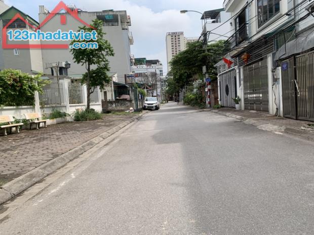 Đất đấu giá Thạch Bàn, mặt ngõ 561 Bát Khối, phân lô vỉa hè, dân cư đông đúc 75m2 - 14 tỷ