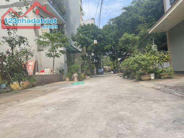 Đất đấu giá Thạch Bàn, mặt ngõ 561 Bát Khối, phân lô vỉa hè, dân cư đông đúc 75m2 - 14 tỷ - 2