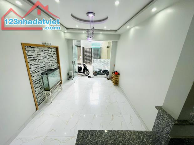 Cho thuê nhà Văn Cao, 4 phòng ngủ full đồ, DT: 55m2.