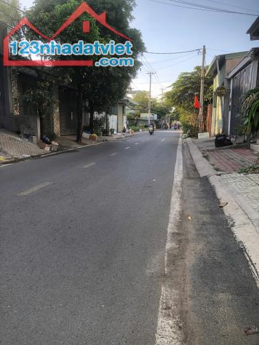 🌈Bán Đất An Phú Đông 1  cách MT 100m giáp Gò Vấp 4,5 tỷ 
✅Đường 9m vỉa hè 3m 
✅Diện tích