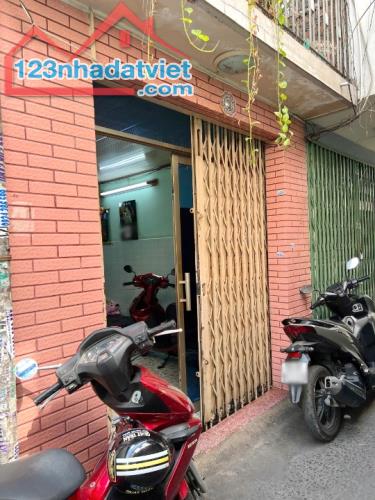 Nhà cũ 3 tầng sát đường Trần Phú P9Q5