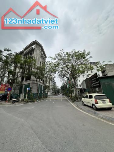 Bán nhà Lâm Hạ Dt100m mặt tiền 8,2m nhà dân xây 4 tầng kinh doanh, Văn Phòng - Tầng 1: Gar