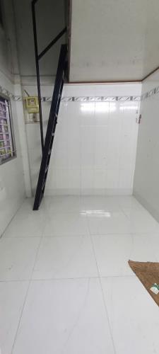 nhà trống có 3 phòng ngủ kết cấu trệt gác đúc mỗi phòng 20m2 và Có 2wc - 4