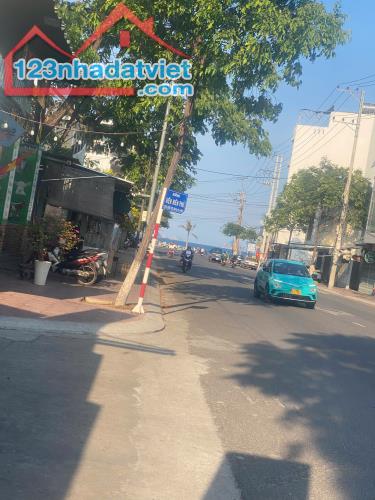 Bán lô đất tặng nhà c4 góc 3 mặt tiền đường Điện Biên Phủ, Dương Hiến Quyền ,cách biển100m
