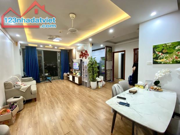 Bán gấp căn hộ chung cư Khu đô thị Định Công, Hoàng Mai, nhà đẹp, view hồ Định Công