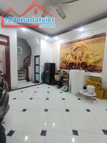 Chính chủ bán gấp nhà mới, ô tô sát,  Ngõ 1 Bùi Xương Trạch. DT: 43m2 – 5 tầng. 7,65 tỷ.