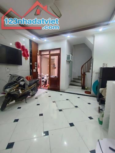Chính chủ bán gấp nhà mới, ô tô sát,  Ngõ 1 Bùi Xương Trạch. DT: 43m2 – 5 tầng. 7,65 tỷ. - 4