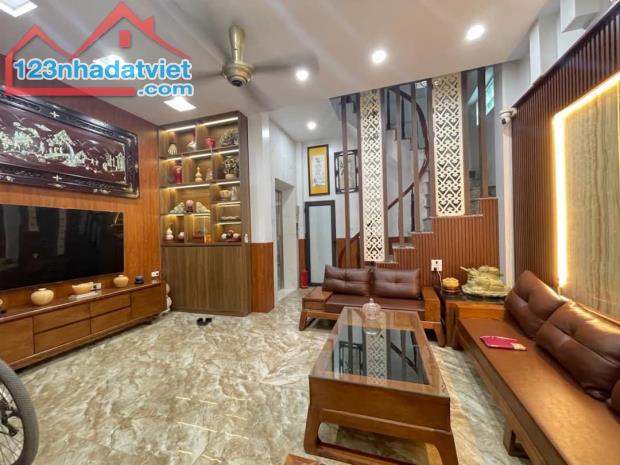 BÁN NHÀ HOÀNG ĐẠO THÀNH, GARA Ô TÔ, THANG MÁY, NỘI THẤT XỊN, 34M2, 6 TẦNG, GIÁ 10.99 TỶ.