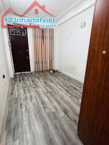 Cho thuê căn hộ tập thể tầng 2 ở hộ gia đình, ngõ Trại Găng, 70m2, 2 ngủ, 5.5 Triệu/tháng - 1