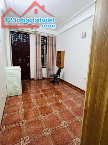 Cho thuê căn hộ tập thể tầng 2 ở hộ gia đình, ngõ Trại Găng, 70m2, 2 ngủ, 5.5 Triệu/tháng - 2