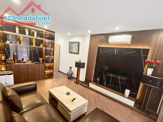 BÁN NHÀ LÁNG HẠ - 7 TẦNG x 47M2 - THANG MÁY - GARA  Ô TÔ - NỞ HẬU - FULL NỘI THÂT CAO CẤP