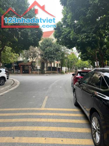 Cần bán BT Trung văn Intracom, Tố Hữu, DT:145m x 4T,MT 6,2m. Giá 31 tỷ. LH: 0964769634 - 2