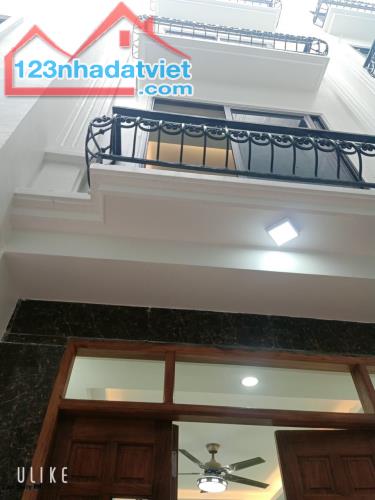 Bán nhà ngõ 17 Đại Mỗ Năm Từ Liêm DT 32m, nhà 5 tầng, MT 3.6m, giá 5.8 tỷ ĐT 0986383826