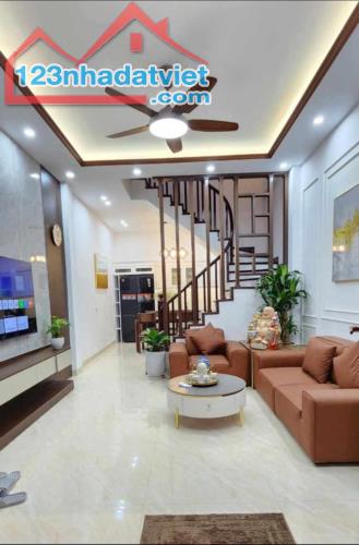 Bán gấp nhà Mễ Trì, ngõ nông 3 gác tránh SH, sổ vuông đẹp, 45m2, Chỉ 7.3 tỷ
