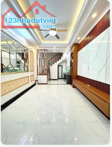 nhà riêng ô tô đỗ cửa - nội thất đẹp - gần trường, chợ