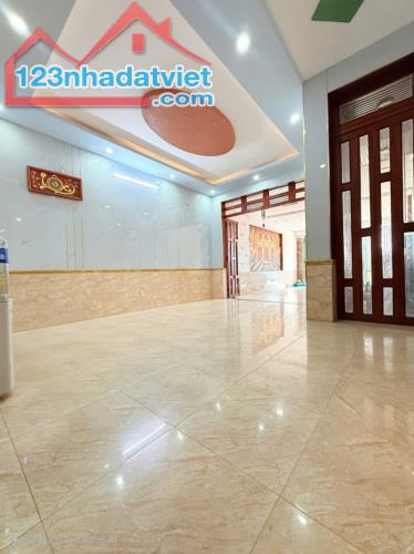Bán nhà 2 Tầng 116m2 Dĩ An,đường xe hơi,có sân đậu xe,gần UBND phường