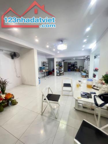 BÁN NHÀ PHỐ HÀO NAM _ DIỆN TÍCH 120M _ Ô TÔ ĐỖ CỬA